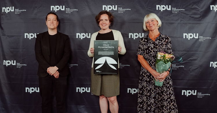 Lars Petter Hagen, Ingrid Røynesdal og Liv Beate Skavdahl med NPU-prisen for Årets Fornyer.